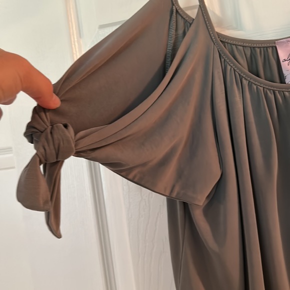 Gray off the should with adjustable toes tank top. Open sleeves with ties. - Picture 2 of 4